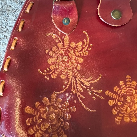WA Hand Tooled Leather Sophisticated Red and Orange Shoulder Bag - Picture 4 of 10